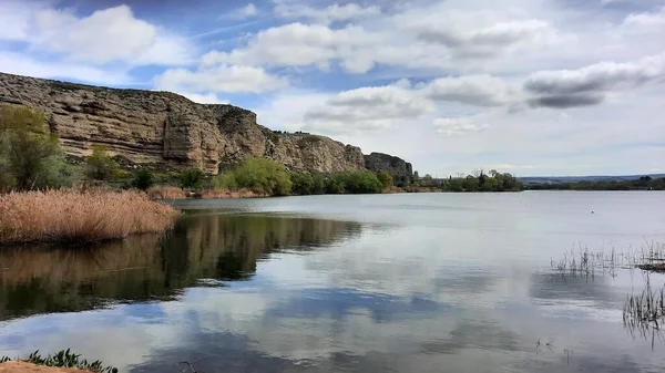 Laguna Del Campillo 位于西班牙马德里社区东南部的区域公园 位于贾拉马河口的曼萨纳雷斯河周围形成的区域 横向摄影 — 图库照片