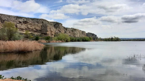 Laguna Del Campillo 位于西班牙马德里社区东南部的区域公园 位于贾拉马河口的曼萨纳雷斯河周围形成的区域 横向摄影 — 图库照片