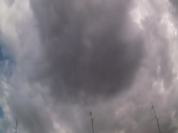 時空の雲の通過のタイムラプスを明確に開始し 覆われ 降水量で終わる 水平ビデオ — ストック動画