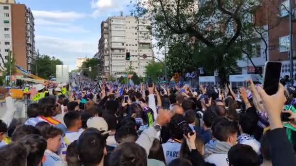 Madrid Spanien Mai 2022 Real Madrid Fußballfans Neben Dem Santiago — Stockvideo