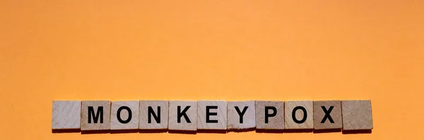 Monkey Ypox Palabra Escrita Baldosas Cuadradas Madera Con Fondo Naranja — Foto de Stock