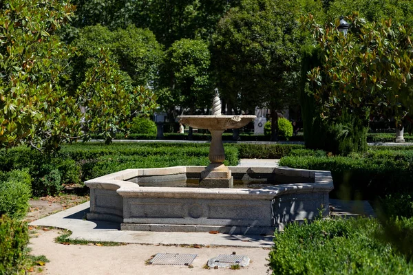 Fontaine Fontaine Pierre Entourée Végétation Verte Dans Parc Madrid Par — Photo