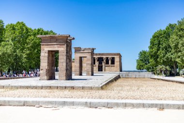 Debod Tapınağı. Madrid 'deki Debod Tapınağı' nın etrafı açık bir günde İspanya 'da mavi gökyüzü ile çevrilidir. İlkbaharda muhteşem çiçekli yeşil bahçeler ve çalılar. Avrupa. Fotoğraf:.