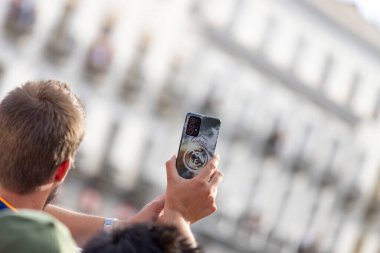 Madrid 'deki Puerta del Sol binasında gerçek Madrid kutlaması. Meydan, kulüp oyuncularını izleyen insanlarla dolu. Fotoğraf:.