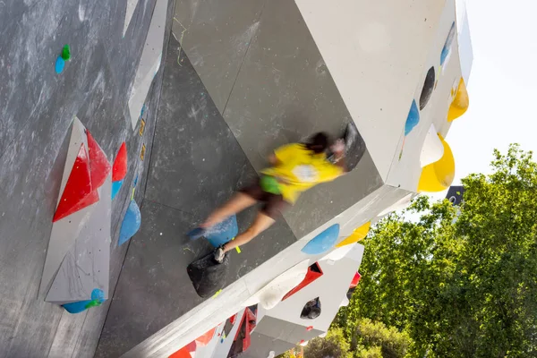 攀登者 参加在马德里举行的西班牙杯比赛的年轻男子选手 攀登者 奥林匹克运动 年轻人爬上有障碍物的垂直墙壁 — 图库照片
