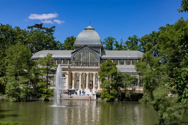 Kristallpalast Gebäude Retiro Park Madrid Mit Seinen Glasfenstern Umgeben Von — Stockfoto