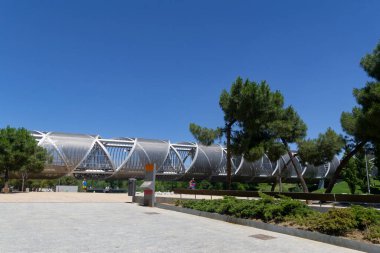 Madrid Rio Parkı. Manzanares nehrinin yanındaki Madrid Rio Parkı manzarası ve çevresindeki yeşil bitki örtüsü. Köprüleri ve yaya köprüleri olan yollar. İspanya 'da su püskürten fıskiyeler. Avrupa. Fotoğraf:.