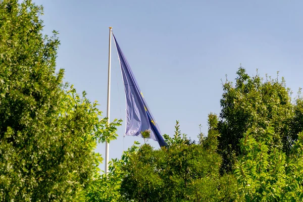 Bandeira União Europeia Acenando Mastro Bandeira Parque Cidade Madrid Espanha — Fotografia de Stock