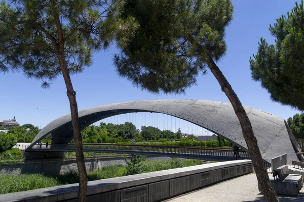 마드리드 나레스 마드리드 주위에 초목들을 수있습니다 다리와 다리가 스페인의 물줄기 — 스톡 사진