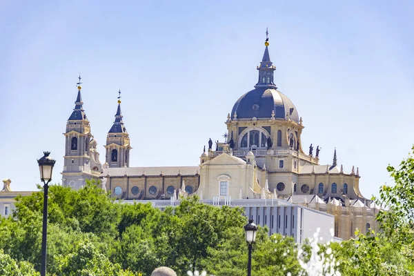 Katedrális Almudena Katedrális Madrid Parkból Madridban Spanyolországban Európába Vízszintes Fényképezés — Stock Fotó