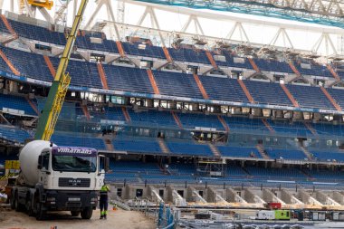 Santiago Bernabeu. Stadyum. Santiago Bernabu Stadyumu 'nun içinde, Real Madrid C.F.' in tamamen yenilenmesi için gerekli inşaat süreci mevcut..