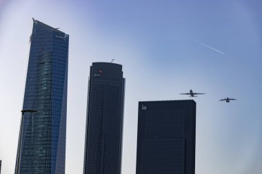 Avlanmak. Uçak. Askeri araç. İspanya Hava Kuvvetleri 12 Ekim Ulusal Günü için Madrid sokaklarında prova yapıyor. MADRİD, İSPAN - 5 EKİM 2022.