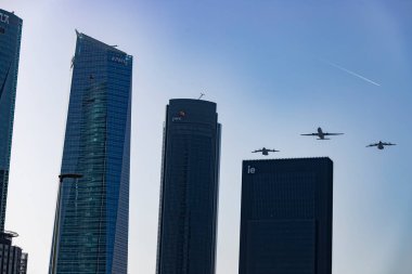 Avlanmak. Uçak. Askeri araç. İspanya Hava Kuvvetleri 12 Ekim Ulusal Günü için Madrid sokaklarında prova yapıyor. MADRİD, İSPAN - 5 EKİM 2022.