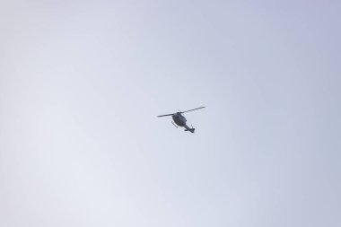 Helikopter geliyor. İspanya Hava Kuvvetleri 12 Ekim Ulusal Günü için Madrid sokaklarında prova yapıyor. MADRİD, İSPAN - 5 EKİM 2022.