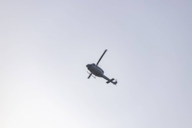 Helikopter geliyor. İspanya Hava Kuvvetleri 12 Ekim Ulusal Günü için Madrid sokaklarında prova yapıyor. MADRİD, İSPAN - 5 EKİM 2022.