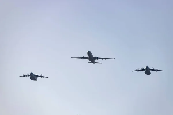 ハント 飛行機だ 軍用車両だ スペイン空軍は10月12日の国民の日のリハーサルをマドリード市内の通りで行いました マドリード スペイン 2022年10月5日 — ストック写真