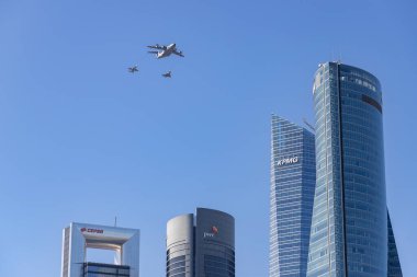Uçak. Avlanmak. Avlar. Askeri araç. İspanya Hava Kuvvetleri, 12 Ekim bayramı gününde Madrid sokaklarında uçuyordu. MADRİD, İSPAN - 12 EKİM 2022.