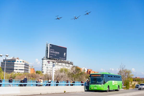 飛行機だ ハント 狩りだ 軍用車両だ 10月12日の国民の祝日の日にスペイン空軍はマドリード市内の通りを飛行する マドリード スペイン 2022年10月12日 — ストック写真