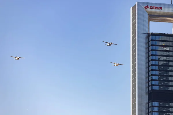 飛行機だ ハント 狩りだ 軍用車両だ 10月12日の国民の祝日の日にスペイン空軍はマドリード市内の通りを飛行する マドリード スペイン 2022年10月12日 — ストック写真