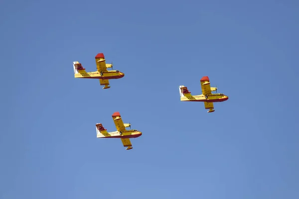 水上飛行機だ 飛行機だ 軍用車両だ 10月12日の国民の祝日の日にスペイン空軍はマドリード市内の通りを飛行する マドリード スペイン 2022年10月12日 — ストック写真