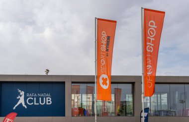 Manacor, İspanya; 25 Eylül 2021: Uluslararası okul, müze ve spor salonlarının bulunduğu Rafa Nadal Spor Merkezi 'nin ana cephesi, tenis oyuncusu Rafa Nadal tarafından Manacor, Mallorca' da kuruldu
