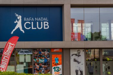 Manacor, İspanya; 25 Eylül 2021: Uluslararası okul, müze ve spor salonlarının bulunduğu Rafa Nadal Spor Merkezi 'nin ana cephesi, tenis oyuncusu Rafa Nadal tarafından Manacor, Mallorca' da kuruldu