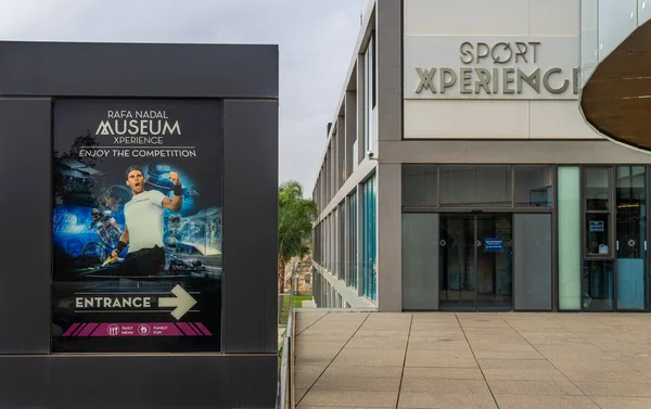 Manacor, İspanya; 25 Eylül 2021: Uluslararası okul, müze ve spor salonlarının bulunduğu Rafa Nadal Spor Merkezi 'nin ana girişi