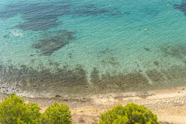 阳光明媚的早晨 与海滩上的游泳者在一起 从空中俯瞰Mallorcan镇的海滩 — 图库照片