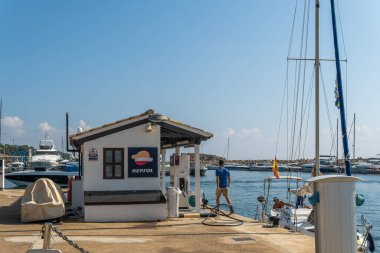 Puerto Portalları, İspanya; Ekim 02 2021: Porto Portalları, Mayorka 'daki teknelerin yakıt ikmal istasyonu