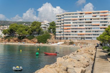 Puerto Portals, İspanya; Ekim 02 2021: Mallorca adasındaki Porto Portalları 'nın genel görünümü. Lüks yatları olan liman.