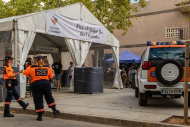 Llucmajor, İspanya; Ekim 03 2021: Mallorca kasabası Llucmajor 'da düzenlenen Frikijor fuarının ikinci seferine giriş çadırı. Çadırın metni Katalan dilinde yazılmış. Yeni normallik kavramı