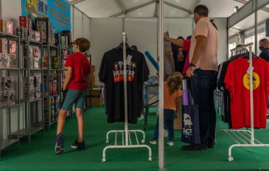 Llucmajor, İspanya; Ekim 03 2021: Çizgi roman ve film dünyasından t-shirt ve makaleler satmak. Yeni normal. Frikijor fuarının ikincisi Mallorca 'nın Llucmajor kasabasında düzenlendi.