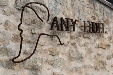 Randa, İspanya; Ekim 03 2021: Ortaçağ Hıristiyan ilahiyatçısı ve filozof Ramon Llull 'e atıfta bulunarak, Llull yılının anısına demirden yapılmış bir poster. Katalanca yazılmış metin