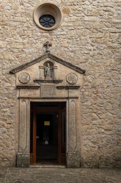 Gün batımında Sant Honorat 'ın Hıristiyan keşiş cephesi. Mallorca Adası, İspanya