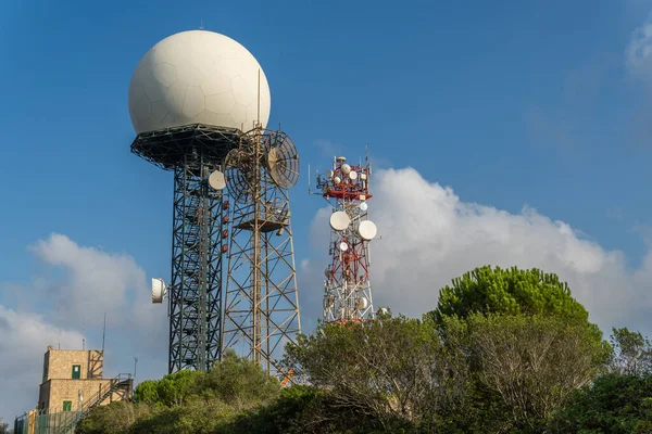 Veduta Generale Radar Meteorologico Doppler Con Antenne Ripetitrici Televisive Radiofoniche — Foto Stock