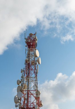 İspanya 'nın Mallorca adasındaki Randa Sığınağı' nda bulunan televizyon ve radyo yineleyici antenlerin genel görünümü