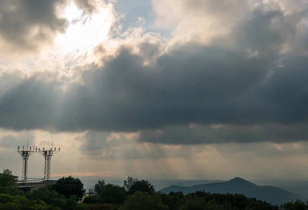 İspanya 'nın Mallorca adasında, gün batımında radyo ve televizyon sinyalleri yineleyen antenlerle dağlık Akdeniz manzarası
