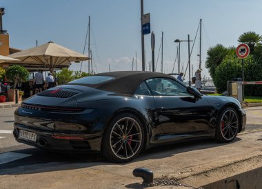 Portals Nous, İspanya; Ekim 03 2021: İspanya 'nın Mallorca adasındaki Puerto Portalları' nın lüks ve turistik tatil beldesinde park edilmiş siyah Porsche.