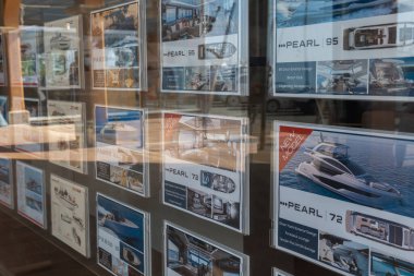 Portals Nous, İspanya; Ekim 03 2021: Pardo ve Pearl Yachts lüks yat kiralama şirketinin tanıtımı, birçok fotoğraf ve fiyatla birlikte. Puerto Portalları, Mallorca Adası, İspanya