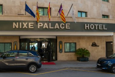 Cas Catala, İspanya; Ekim 03: 2021: Nixe Palace lüks otelinin ön cephesi, güneşli bir günde gün batımında. İspanya 'nın başkenti Cala Major' da yer almaktadır.