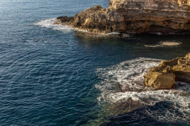 Şafak vakti sakin Akdeniz ile Mallorca adasının kayalık kıyıları