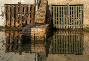 Güneşin doğuşunda Meiterranean Denizi 'ne demirlenmiş ve yansıtılmış teknelerle geleneksel iskeleye yakın çekim. Mallorca Adası, İspanya