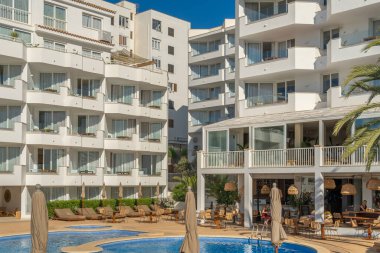 Portocolom, İspanya; Ekim 05: 2021: Portomar Apartmanlarının genel görünümü, güneşli bir yaz sabahı. Portocolom, Mallorca Adası, İspanya