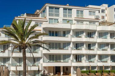 Portocolom, İspanya; Ekim 05: 2021: Portomar Apartmanlarının genel görünümü, güneşli bir yaz sabahı. Portocolom, Mallorca Adası, İspanya