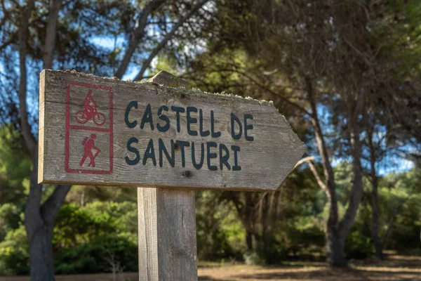 Close Sinal Direcional Para Castelo Santueri Escrito Catalão Para Caminhantes — Fotografia de Stock