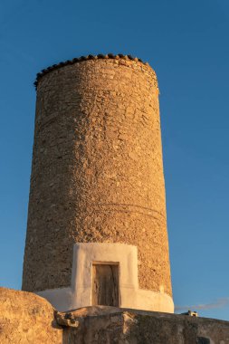 Güneş doğarken Mallorca adasının iç kısımlarındaki değirmeni restore ettim. Balear Adaları, İspanya