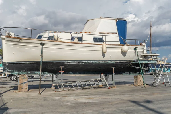 Barco Recreativo Apoyado Trípodes Metálicos Para Restauración Futura Puerto Deportivo — Foto de Stock