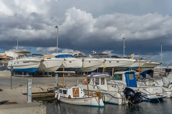Estanyol Espanha 2021 Outubro Barcos Recreativos Apoiados Tripés Metálicos Para — Fotografia de Stock
