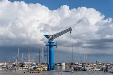 S 'Estanyol, İspanya; Ekim 07 2021: Botu çıkarmak için kullanılan metal vinçle marinanın genel görünümü, İspanya' nın Balear Adaları 'ndaki S' Estanyol kasabasında