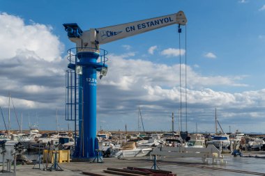 S 'Estanyol, İspanya; Ekim 07 2021: Botu çıkarmak için kullanılan metal vinçle marinanın genel görünümü, İspanya' nın Balear Adaları 'ndaki S' Estanyol kasabasında